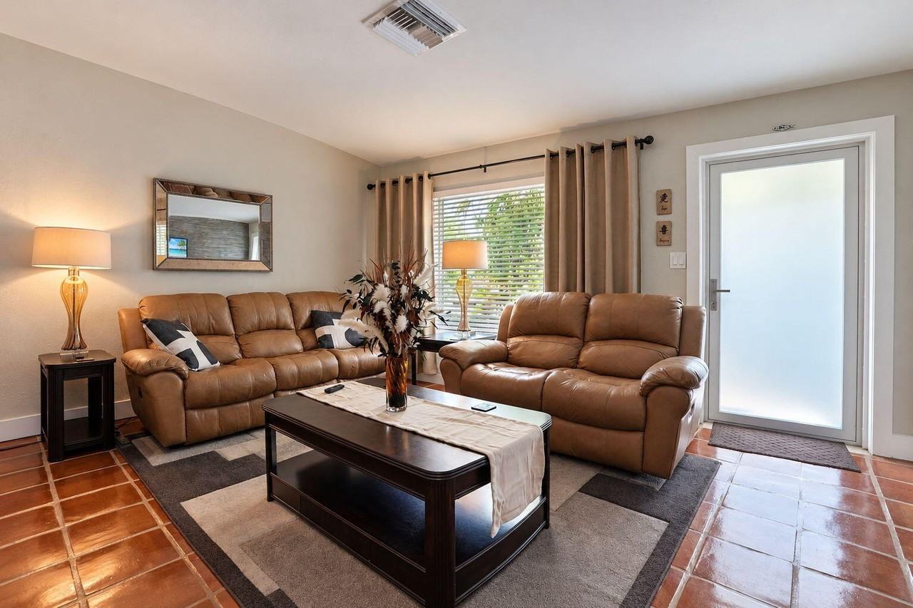 4261 Ne 11th Ter - Photo 4 of 17