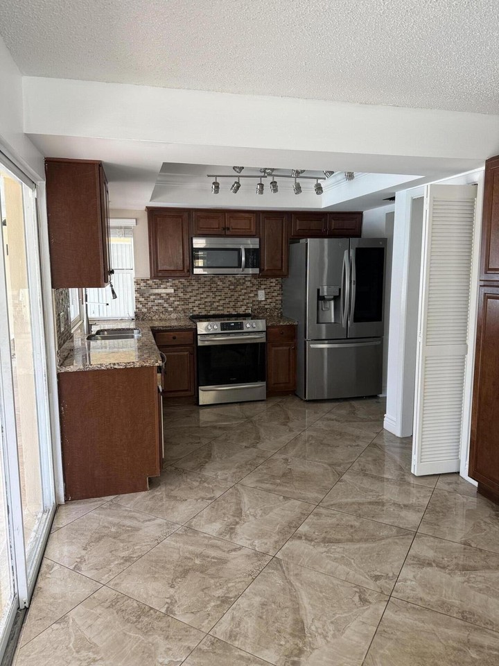 6957 Nw 9th Ct - Photo 7 of 18