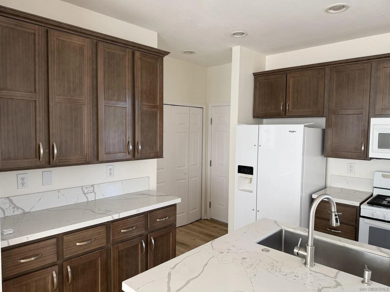 3967 Rogers Rd - Photo 4 of 26