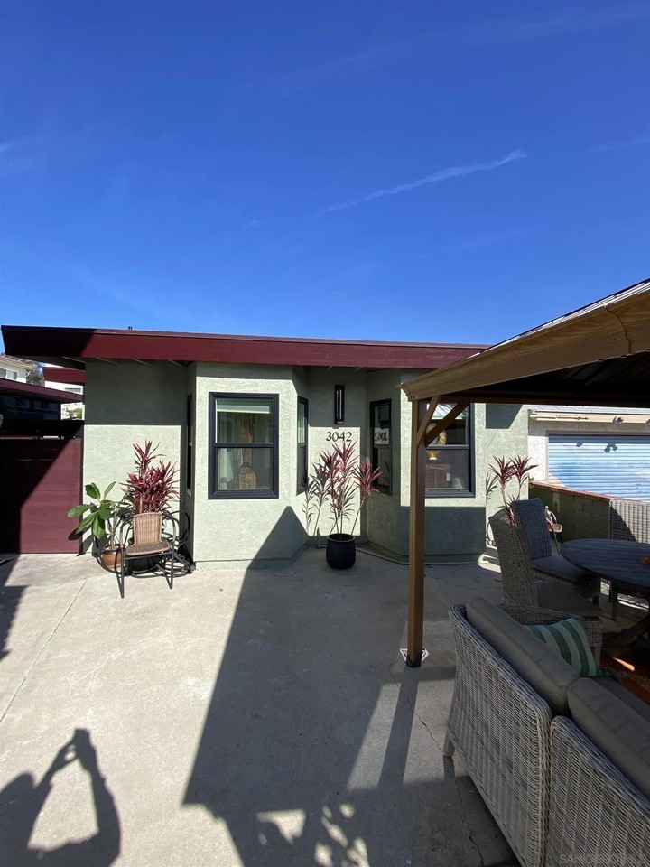 3042 Newell St - Photo 3 of 15