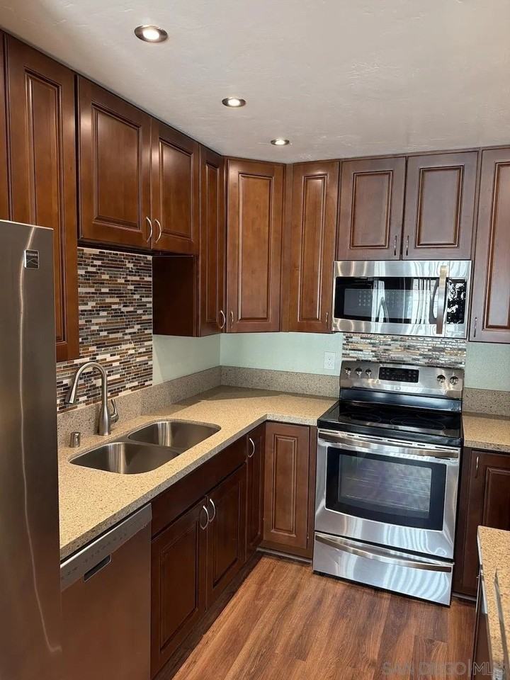 8119 Paradise Valley Ct - Photo 6 of 23