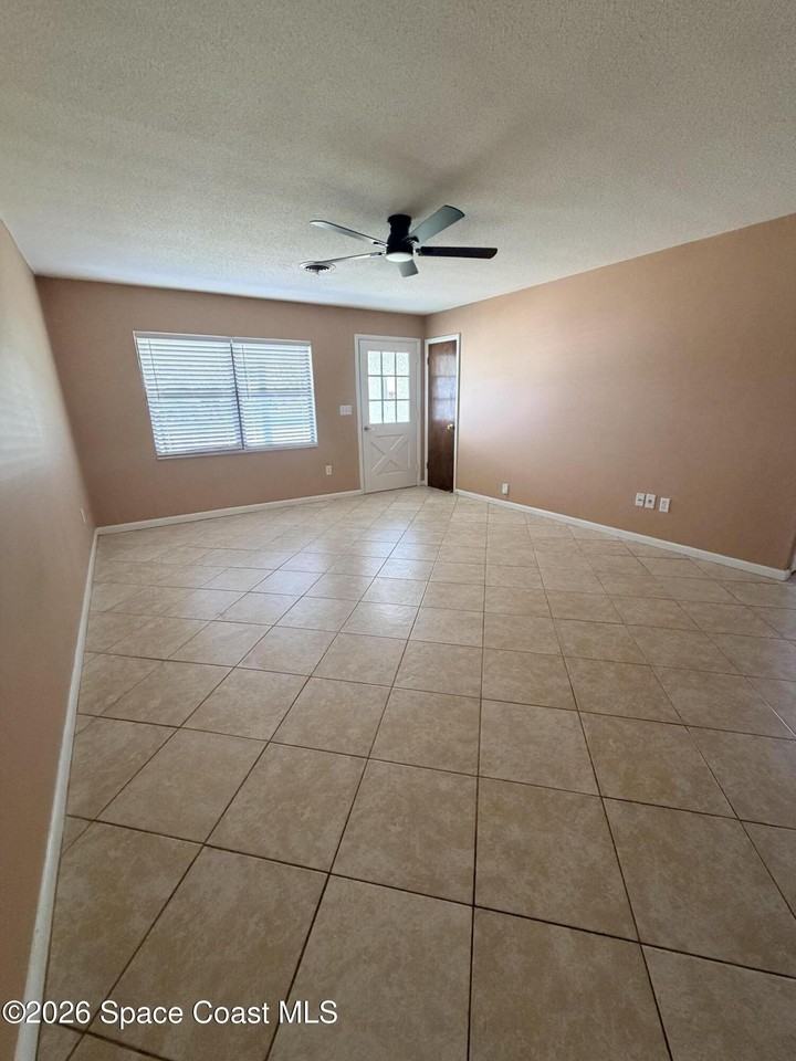 555 Sheridan Ave - Photo 3 of 12
