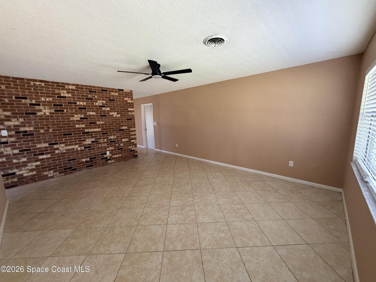 555 Sheridan Ave - Photo 4 of 12