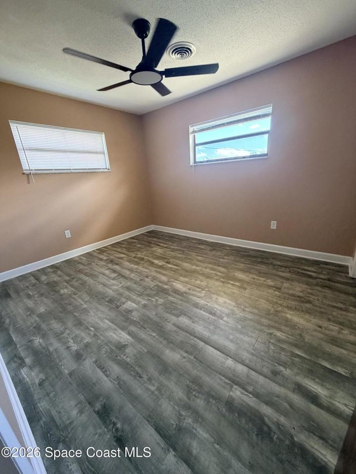 555 Sheridan Ave - Photo 5 of 12