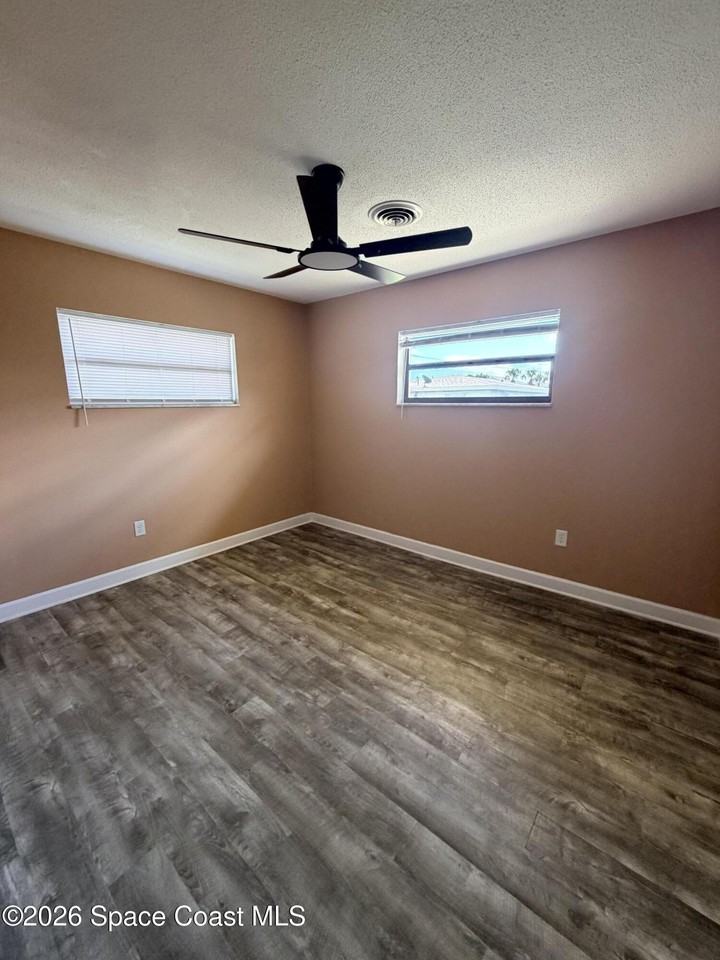 555 Sheridan Ave - Photo 7 of 12