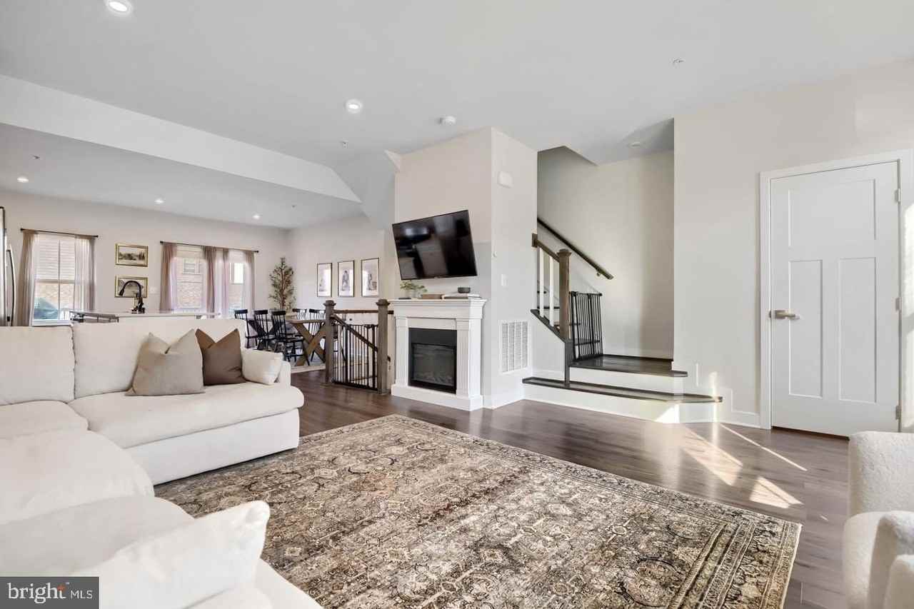6402 Falconwood St - Photo 4 of 25