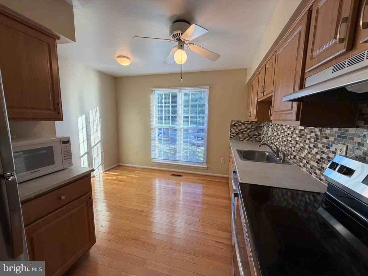 8526 London Bridge Way - Photo 5 of 29