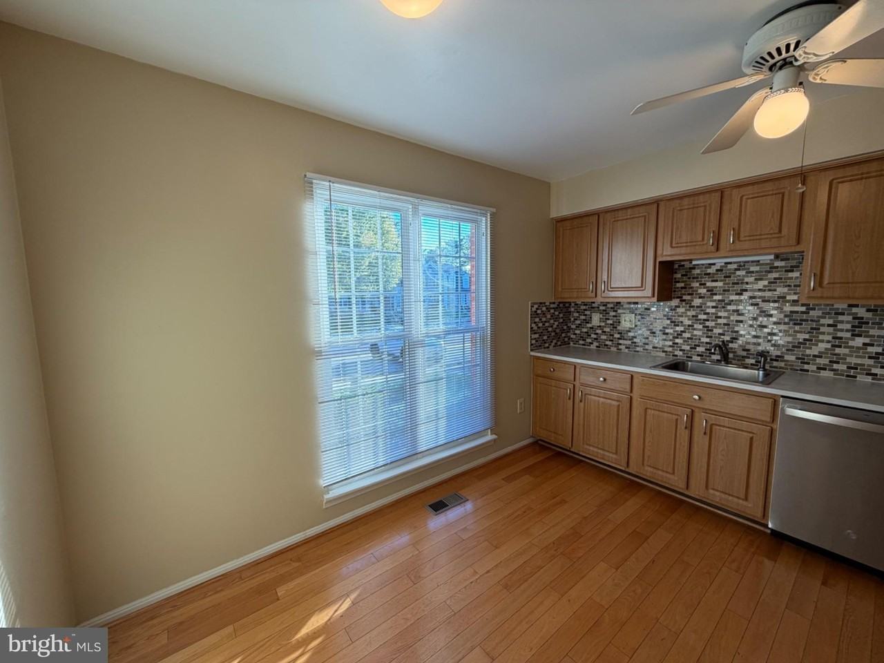 8526 London Bridge Way - Photo 6 of 29