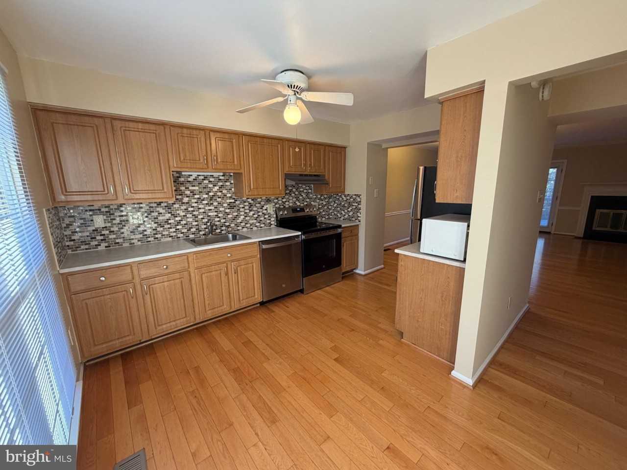 8526 London Bridge Way - Photo 7 of 29