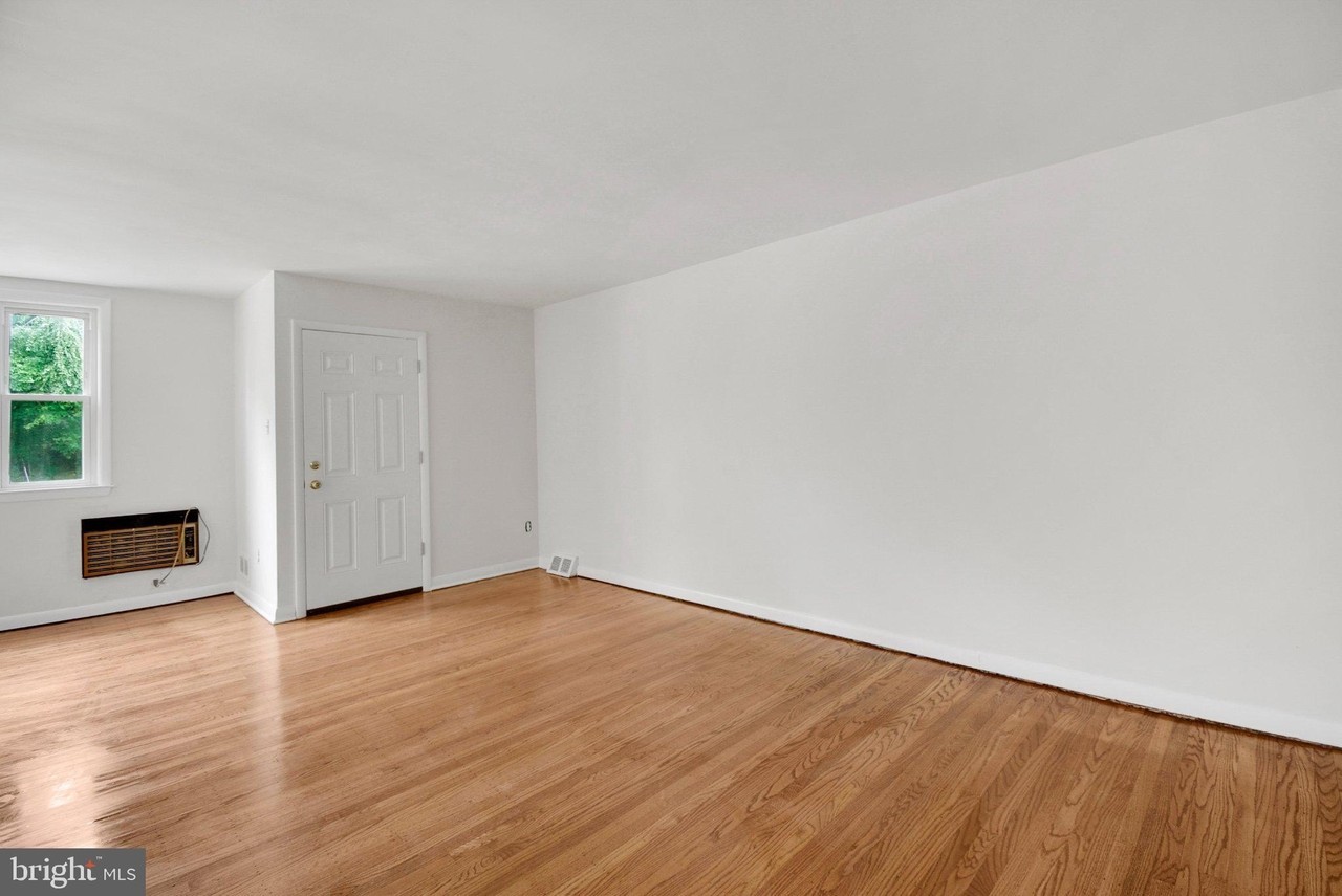 266 Bridge St - Photo 3 of 10