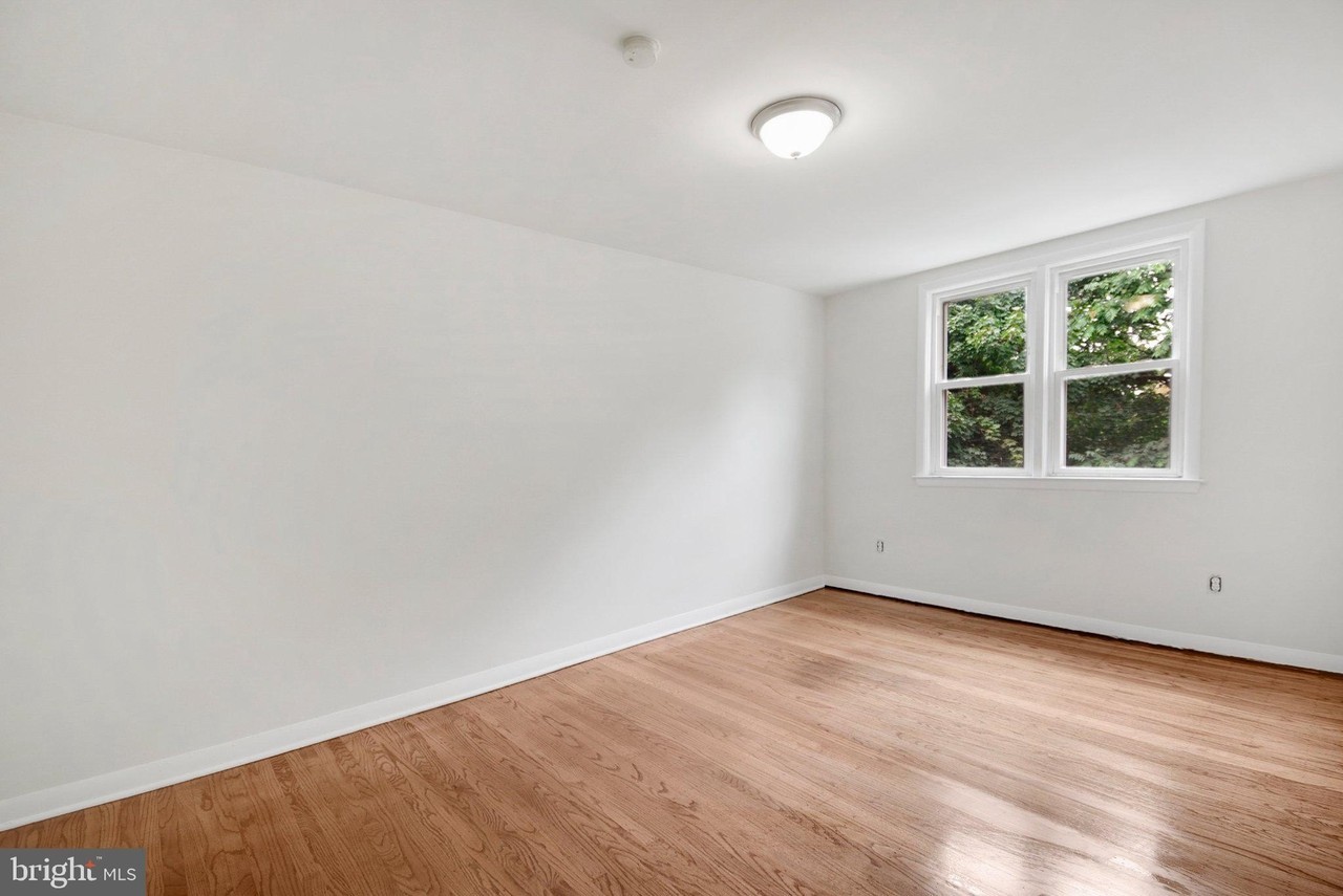 266 Bridge St - Photo 5 of 10