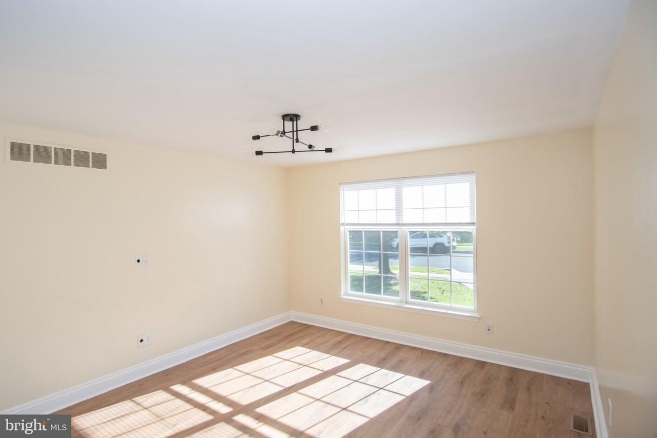 1262 Oxford Cir - Photo 4 of 34
