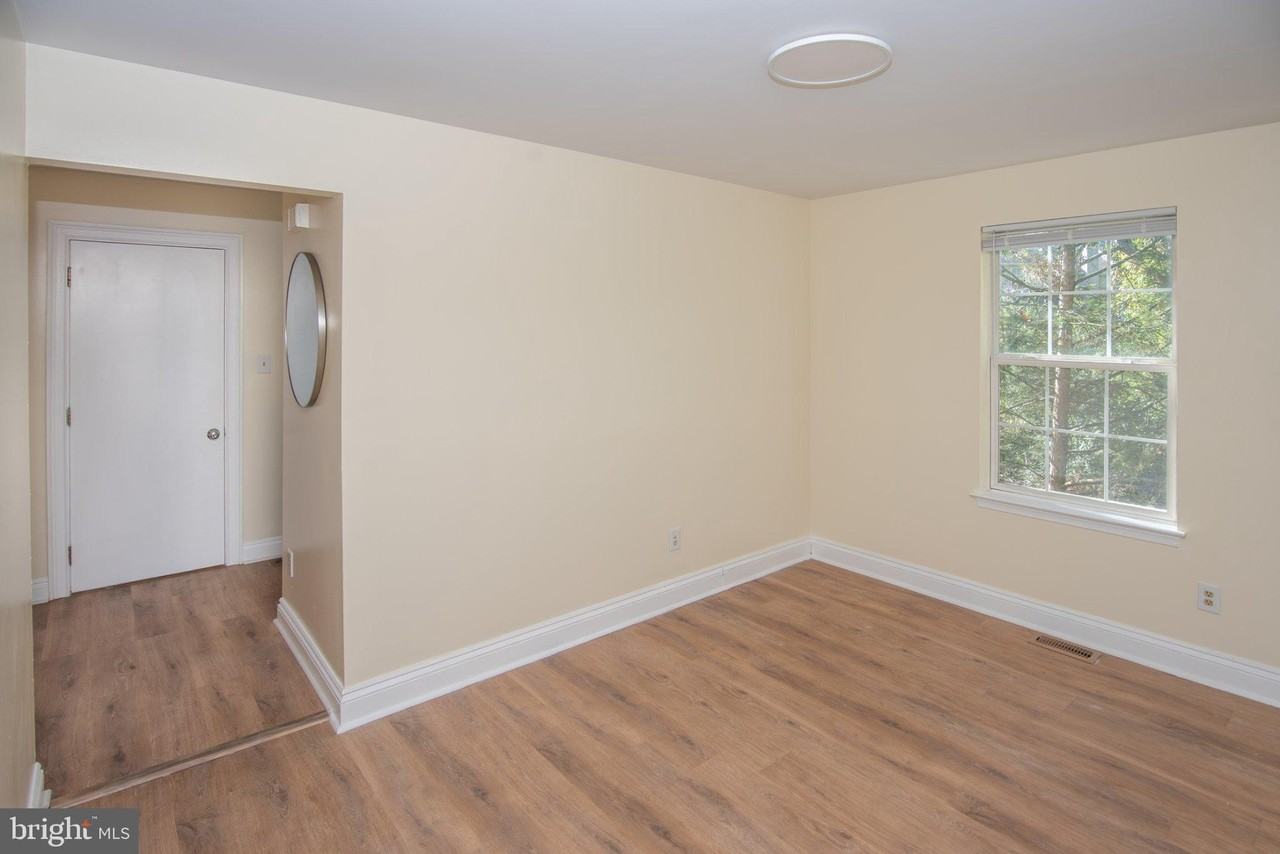 1262 Oxford Cir - Photo 7 of 34