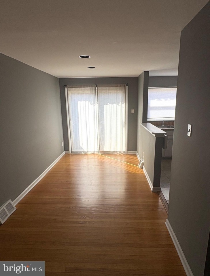 5412 Vicaris St - Photo 3 of 25