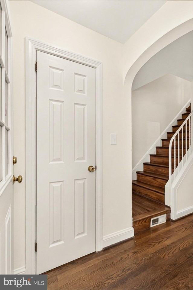 1613 N Colonial Ter - Photo 5 of 38