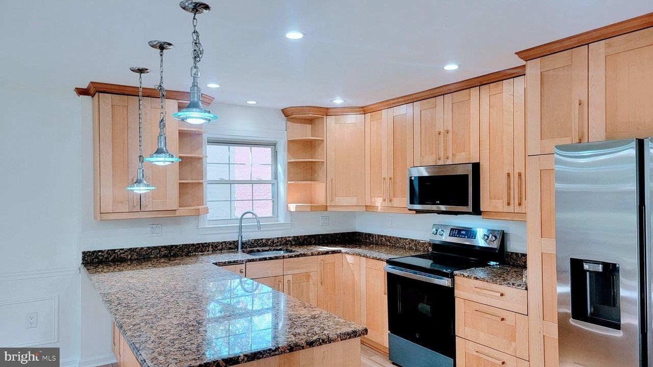 2672 Centennial Ct - Photo 4 of 35