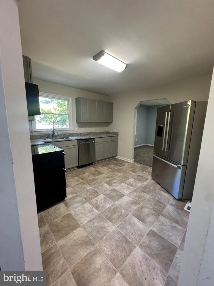 232 Shirley Ln - Photo 3 of 11