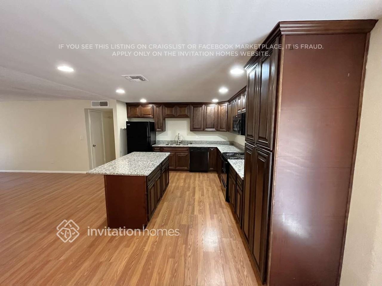 3831 E Surrey Ave - Photo 5 of 18