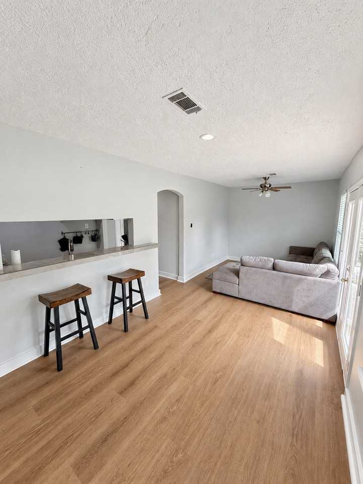 1313 Pearson St - Photo 3 of 21