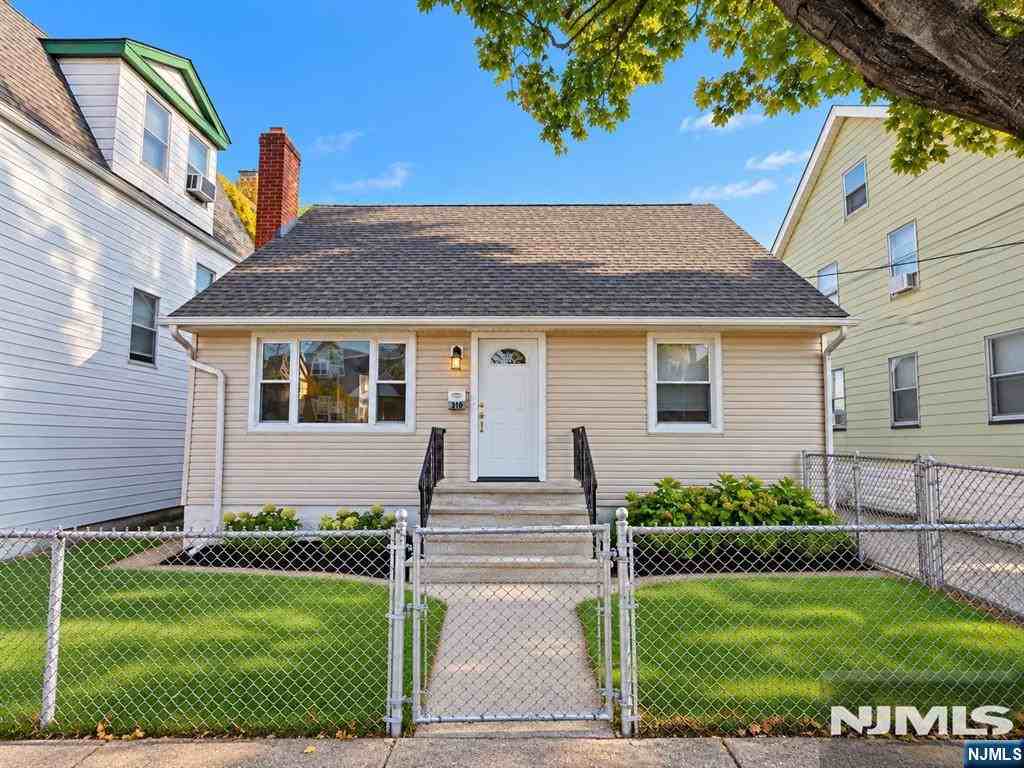 310 Devon St - Photo 2 of 31