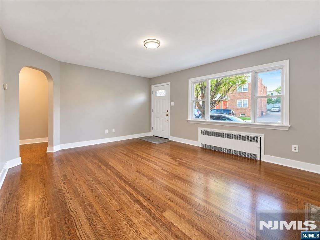 310 Devon St - Photo 4 of 31