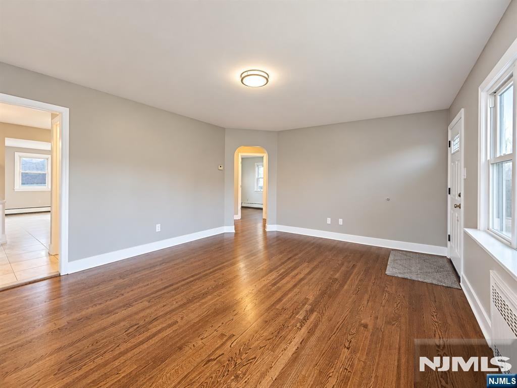310 Devon St - Photo 5 of 31