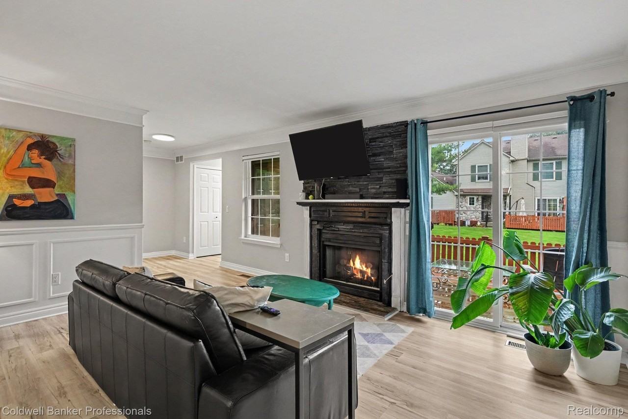 237 Barrington Cir - Photo 4 of 16