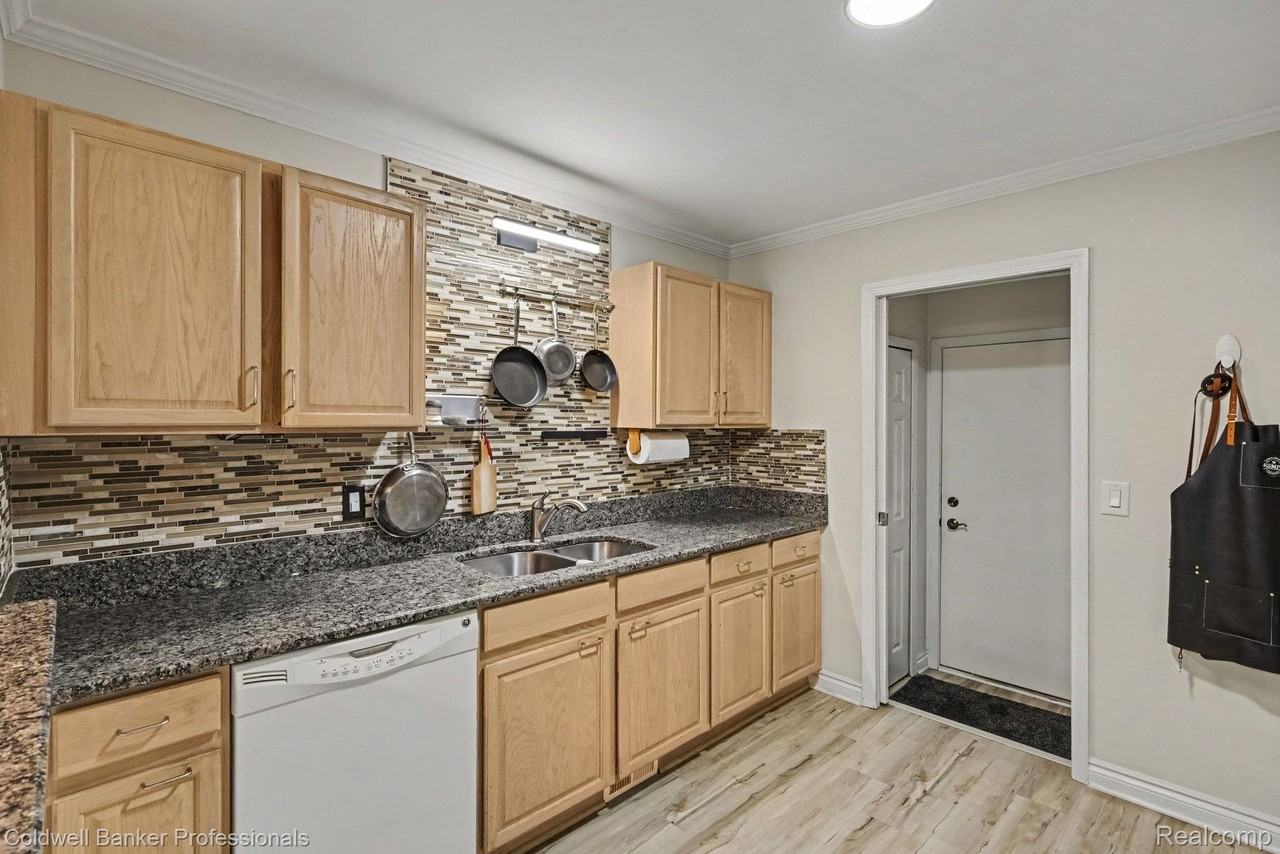 237 Barrington Cir - Photo 6 of 16