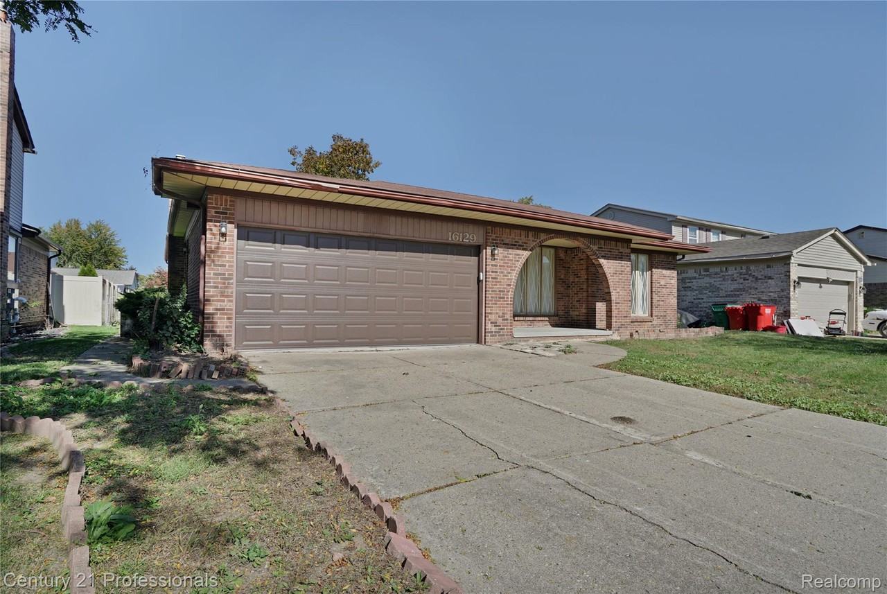 16129 Cambell Dr - Photo 3 of 35
