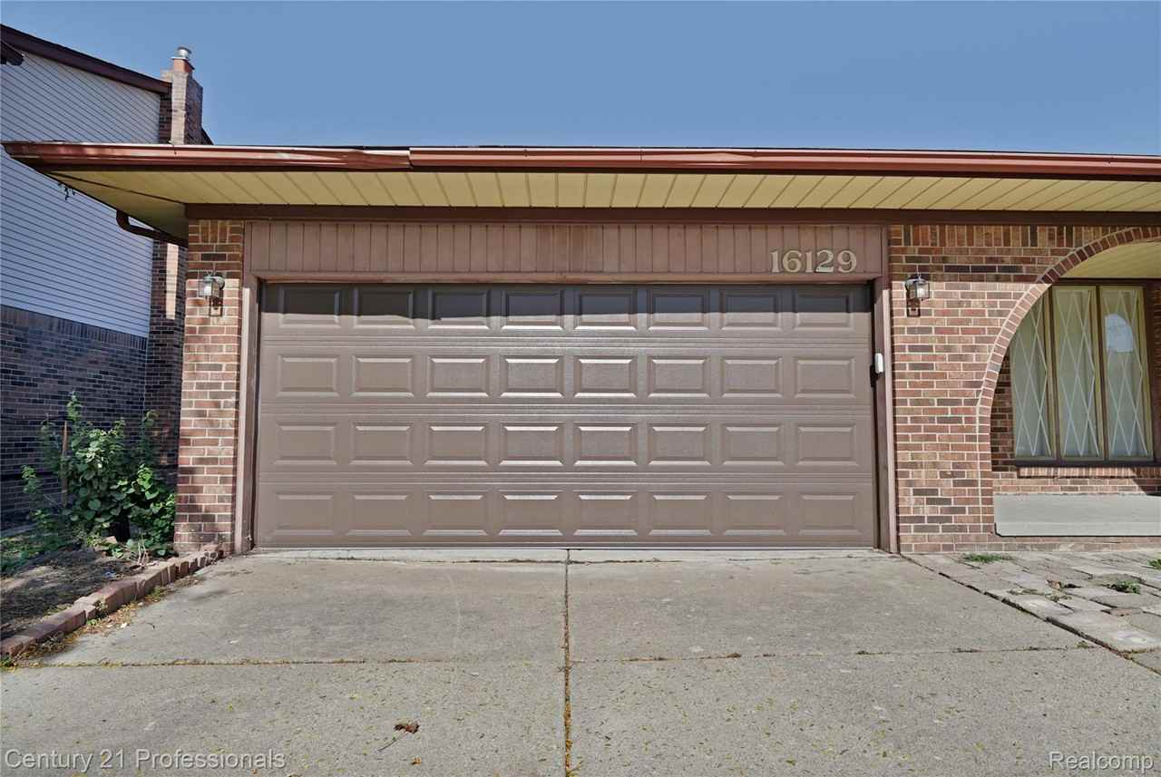 16129 Cambell Dr - Photo 4 of 35