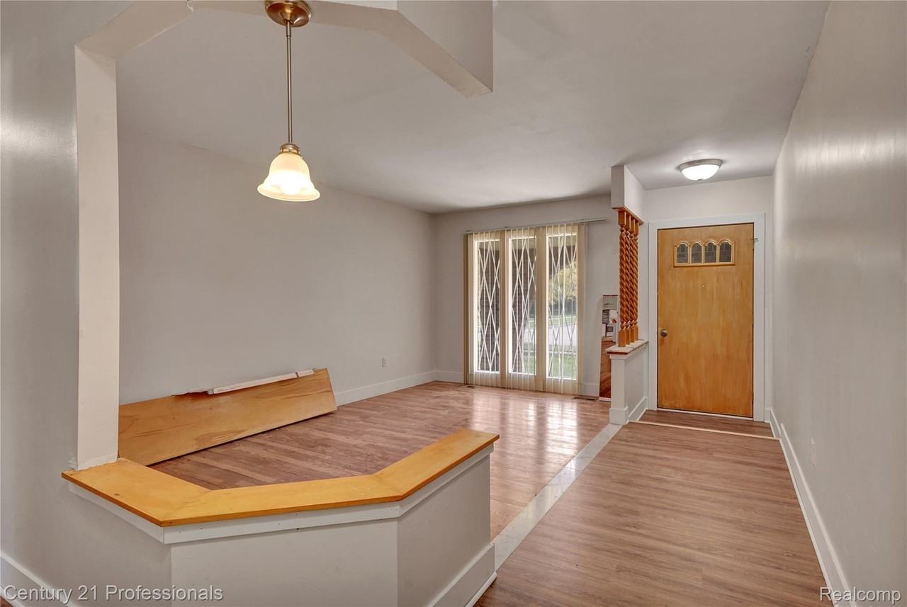 16129 Cambell Dr - Photo 7 of 35