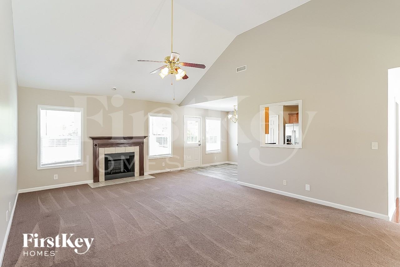 3426 N Henderson Way - Photo 3 of 15