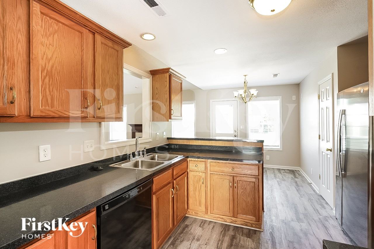 3426 N Henderson Way - Photo 5 of 15