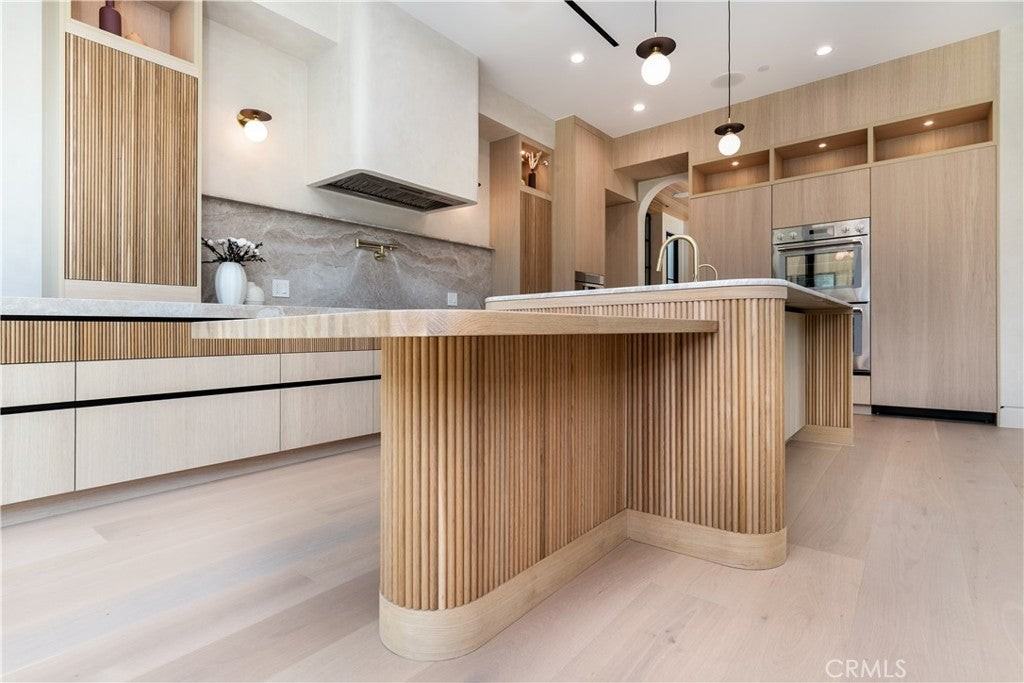 16749 Addison St - Photo 7 of 50