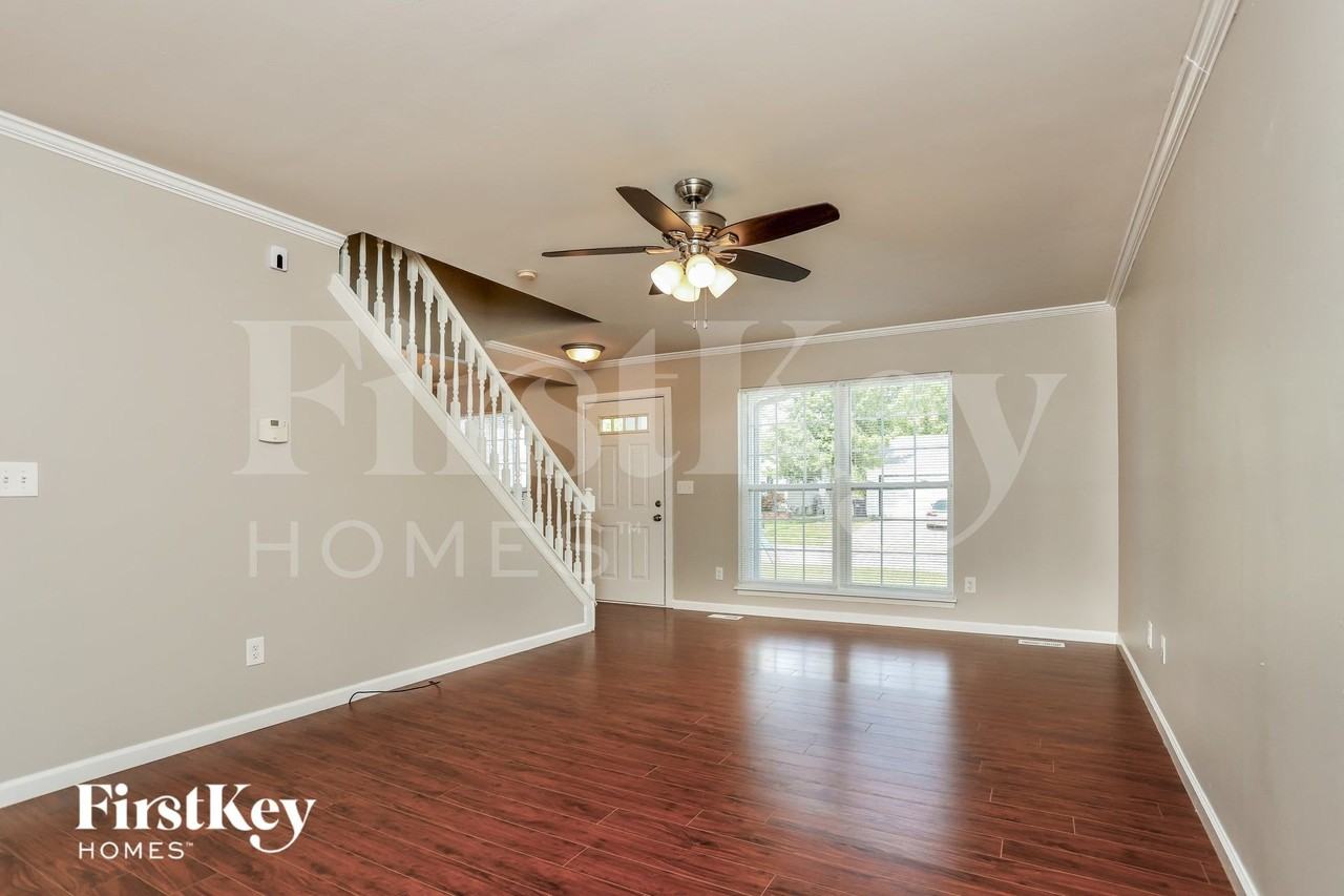 254 Royallsprings Pkwy - Photo 3 of 15