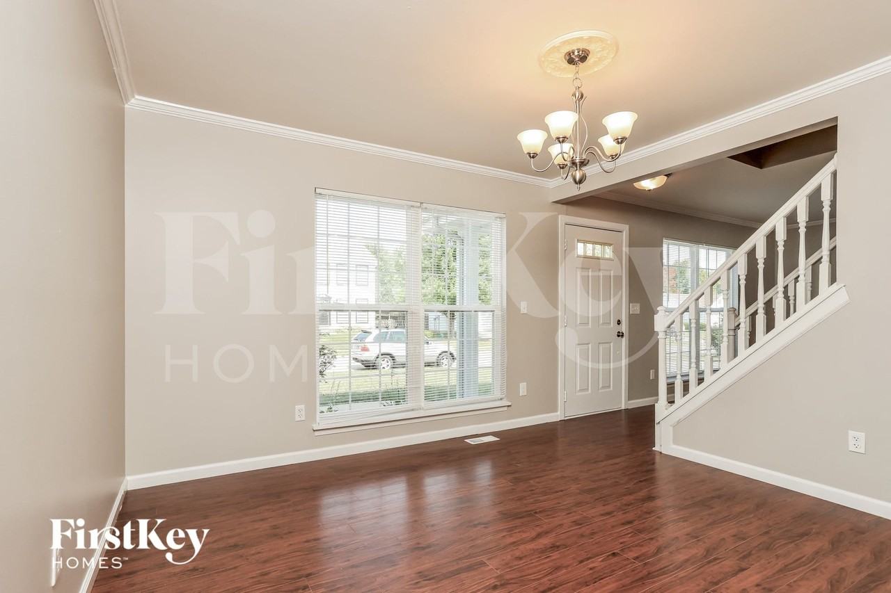 254 Royallsprings Pkwy - Photo 4 of 15