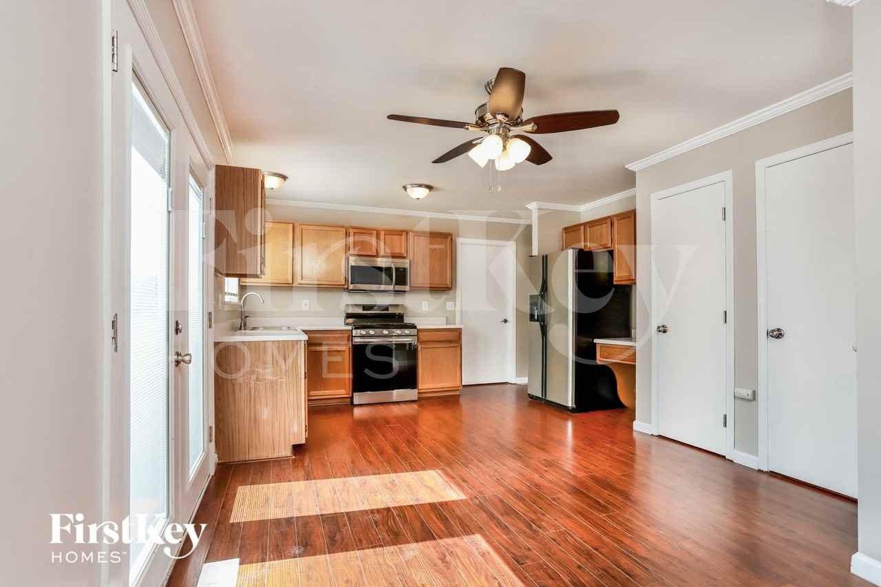 254 Royallsprings Pkwy - Photo 5 of 15