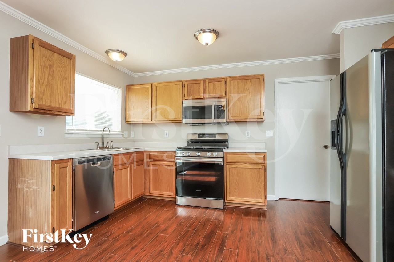 254 Royallsprings Pkwy - Photo 6 of 15