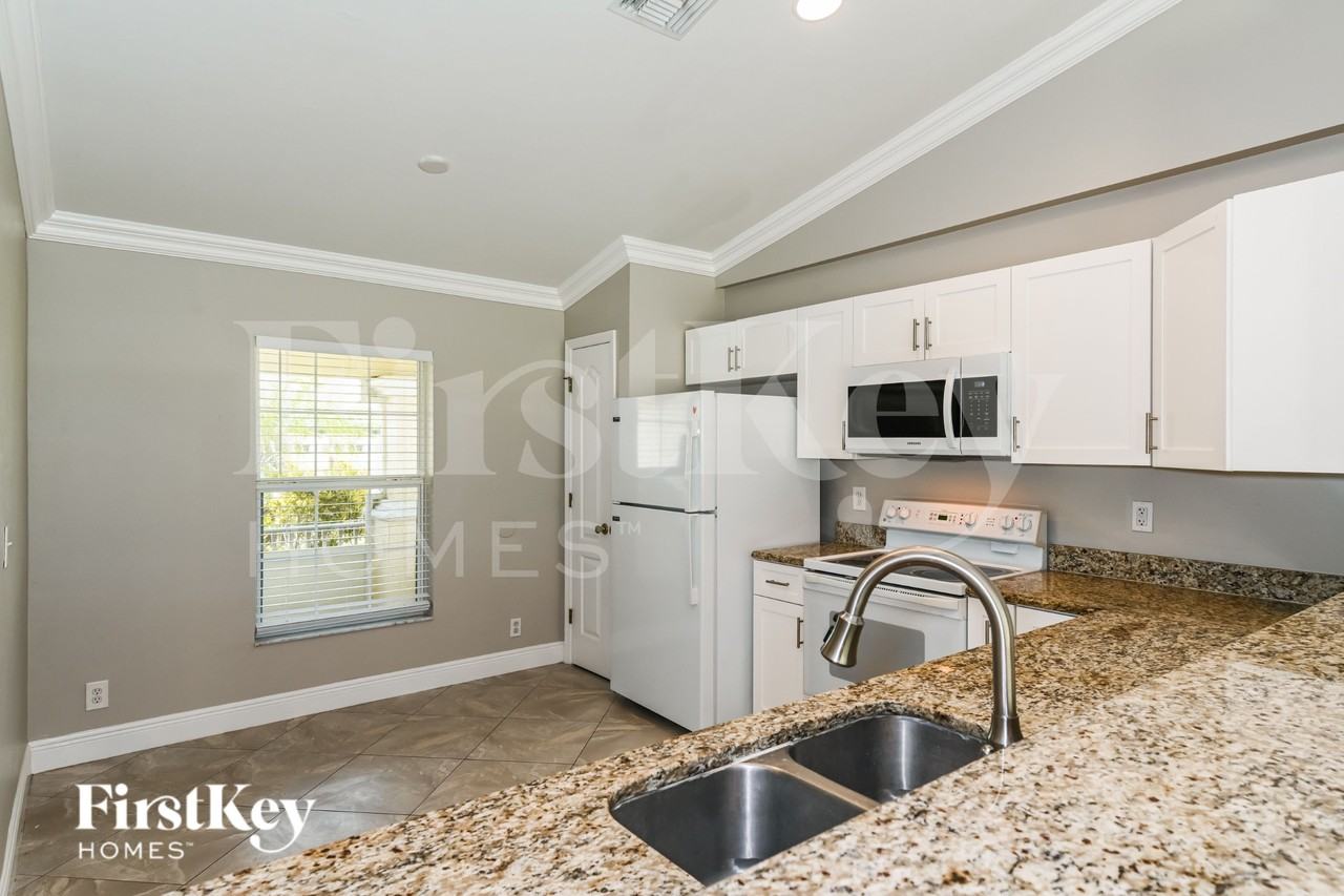 4470 Golfview Blvd - Photo 6 of 17