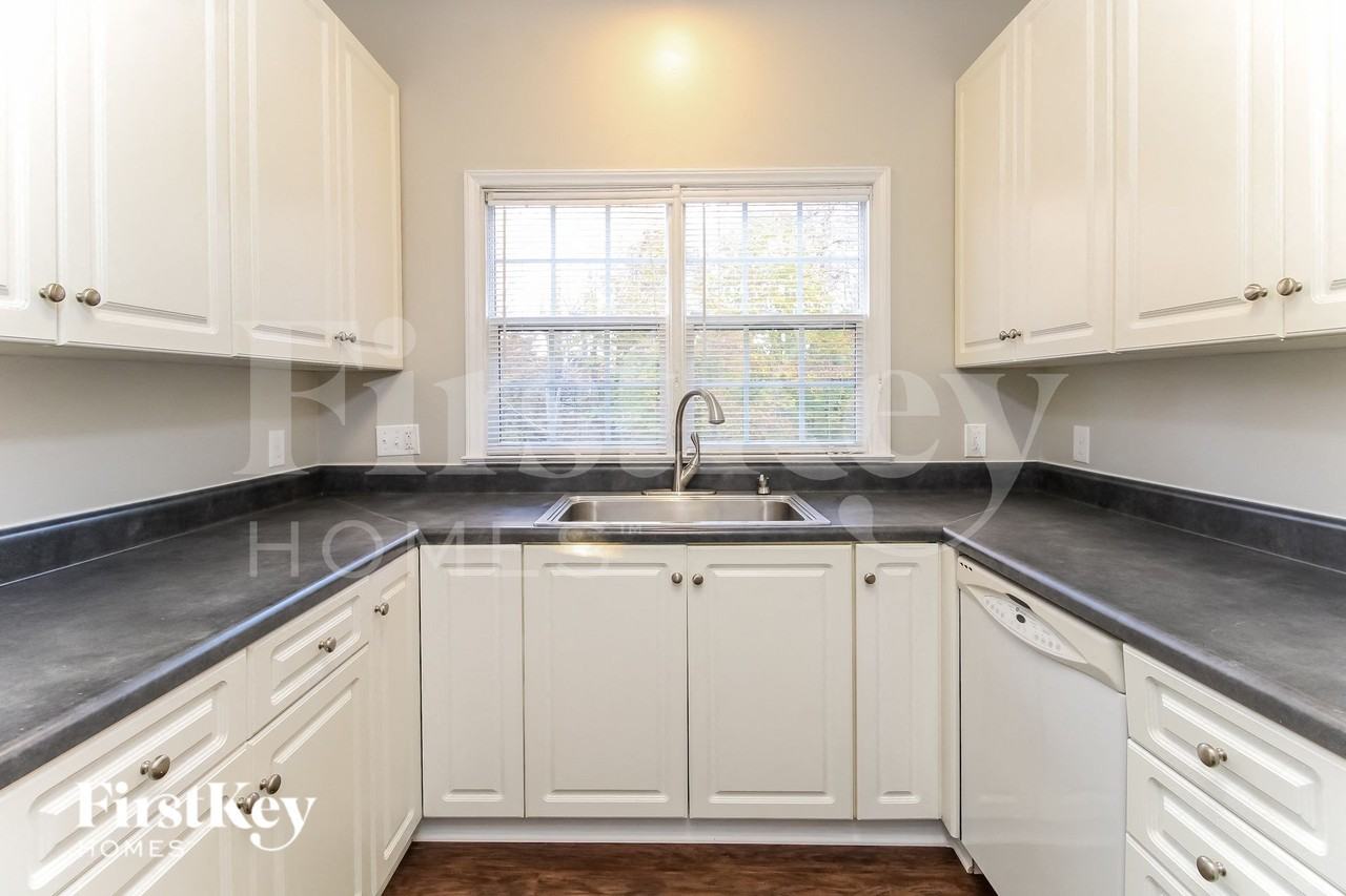 2808 Lake Hill Ct - Photo 4 of 15