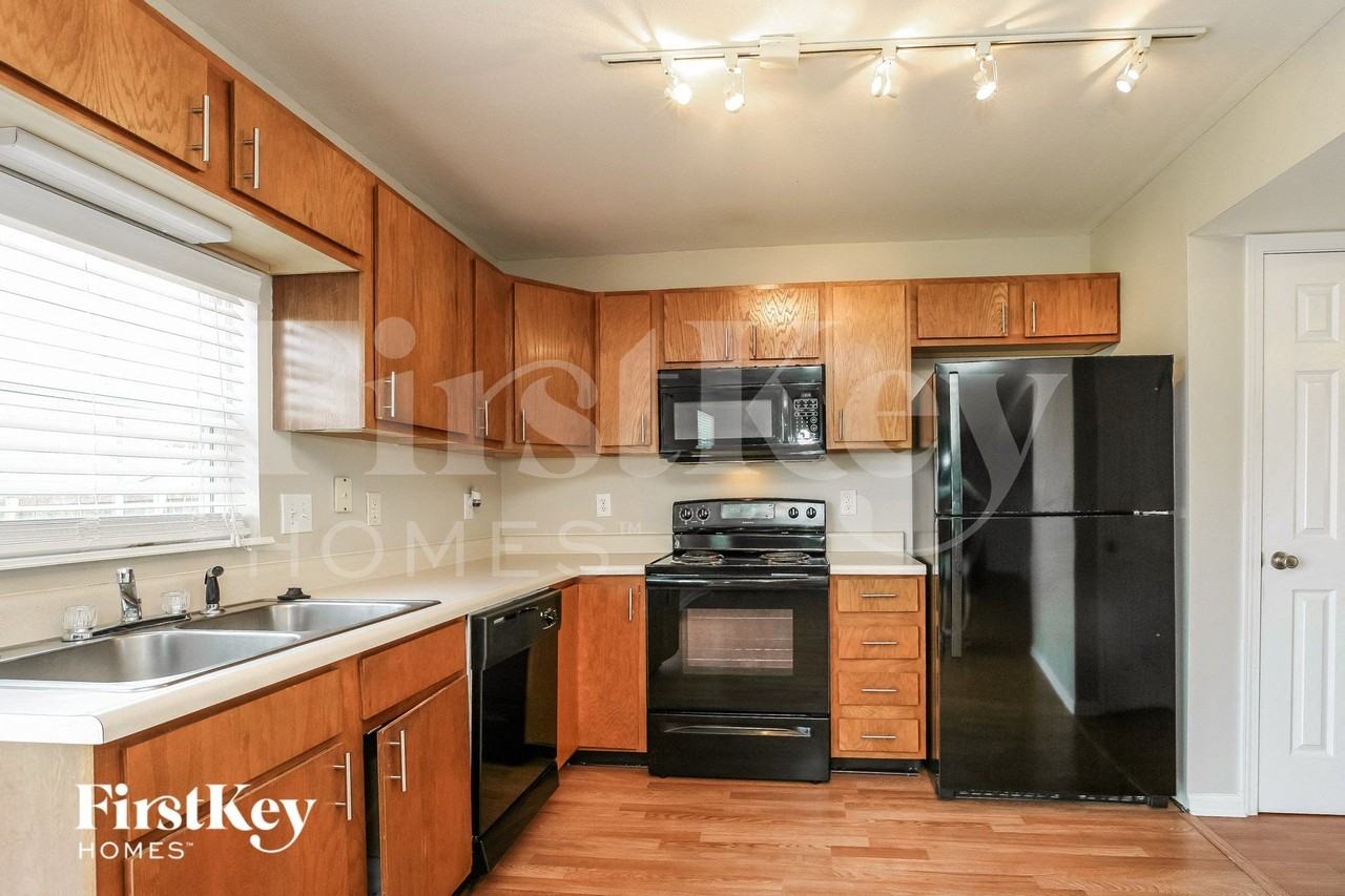 935 Kitner Ave - Photo 5 of 14