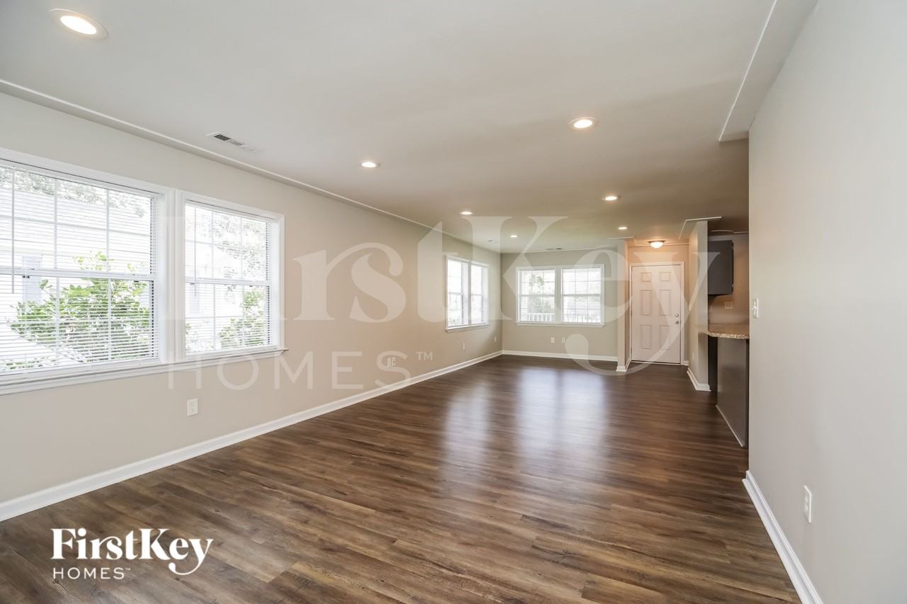 5531 Buskirk Ave - Photo 3 of 16