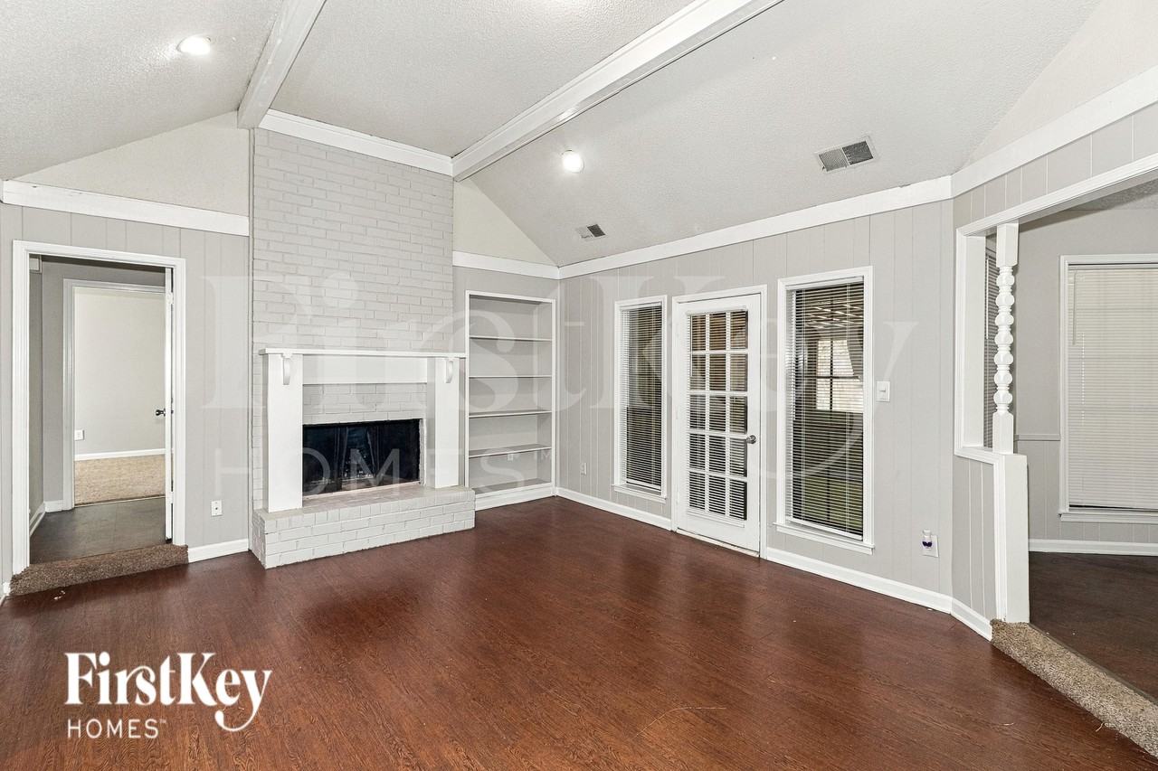 2776 Ravenwood Dr - Photo 2 of 19
