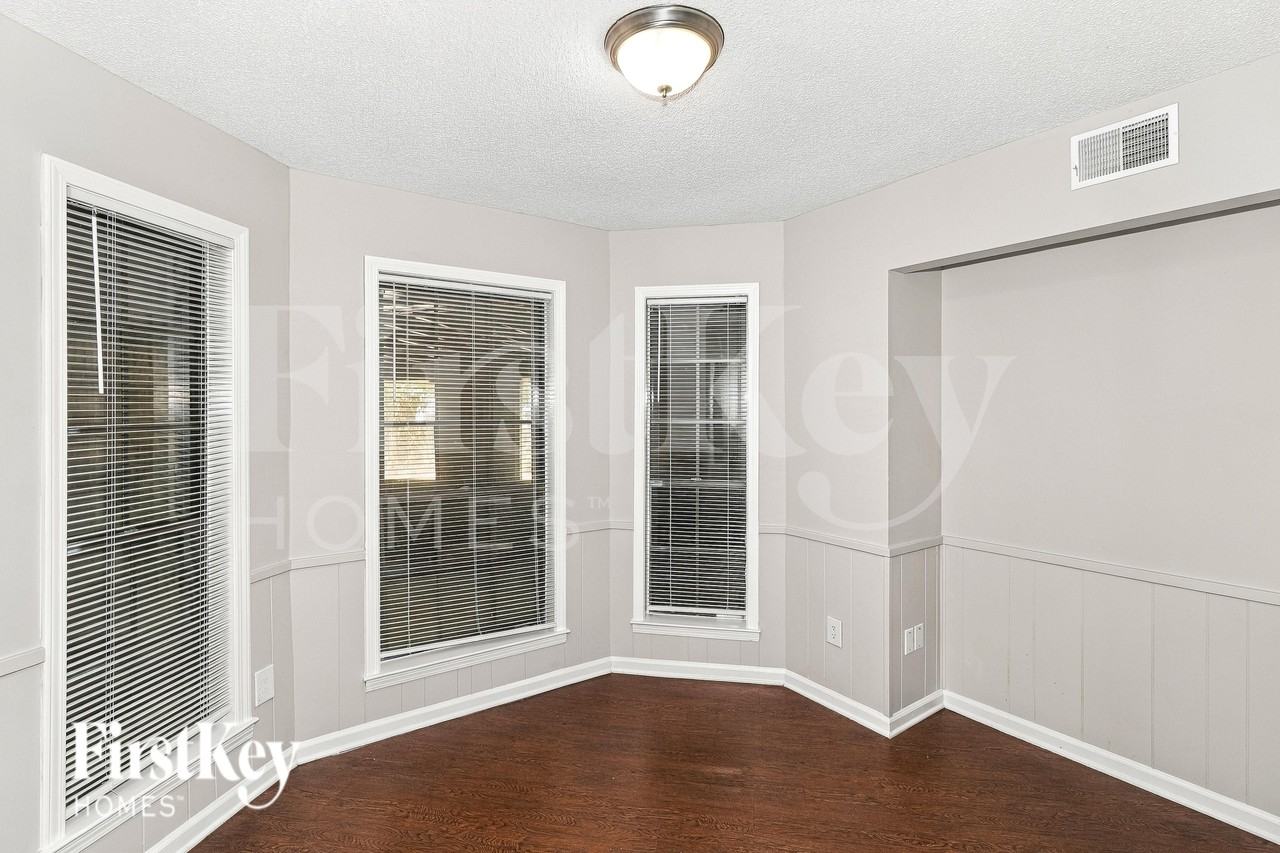 2776 Ravenwood Dr - Photo 5 of 19