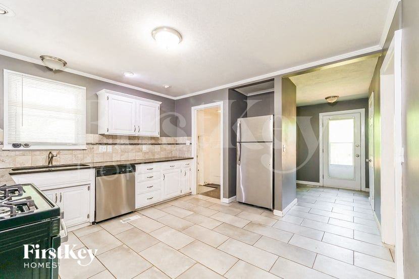 13224 Parker Ave - Photo 5 of 15