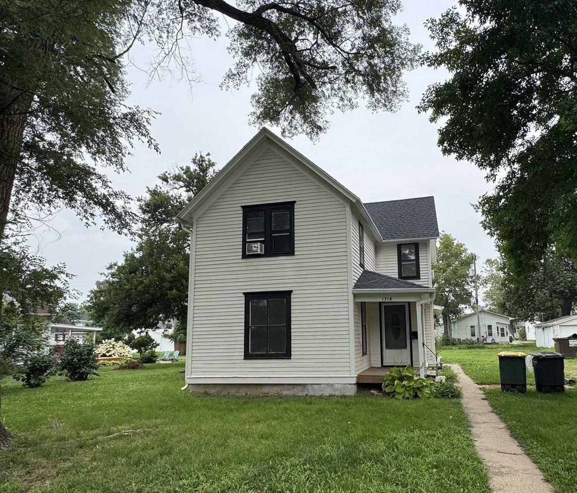 1318 W 4th St - Photo 2 of 12