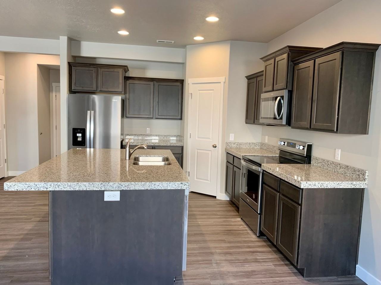 854 W Wellington Ave - Photo 3 of 14