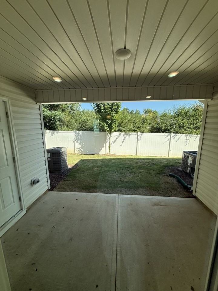 1006 Peony Ln - Photo 3 of 19