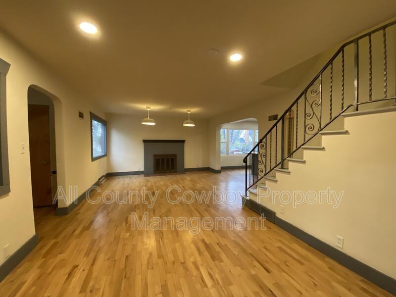 1305 Steele St - Photo 4 of 17