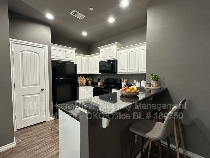 1027 Sw 92nd St - Photo 3 of 19